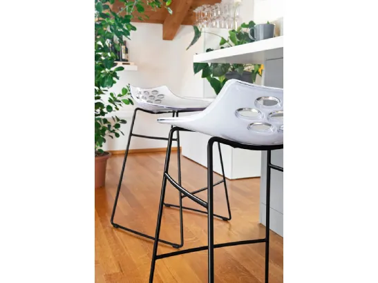 Sgabello in plastica con struttura in metallo Jam SG di Connubia