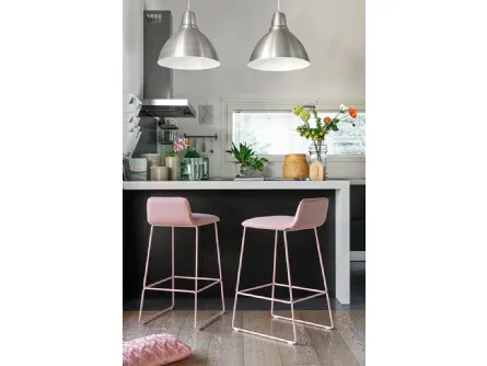 Sgabello in tessuto con struttura in metallo Riley soft di Connubia