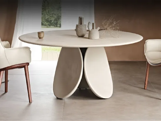 Tavolo rotondo interamente spatolato in argilla Maxime Argile di Cattelan Italia