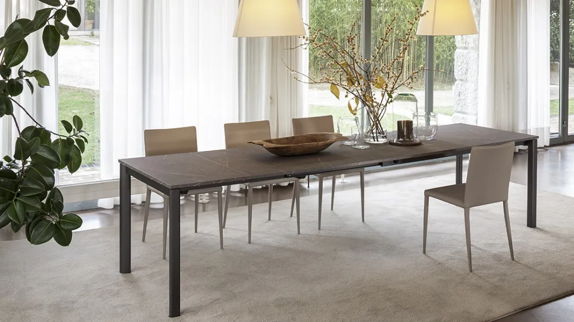 Tavolo allungabile con top in ceramica e base in metallo Compasso di Altacom