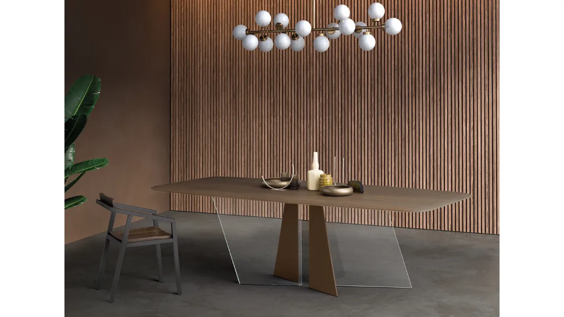 Tavolo Copenhagen con piano in Rovere, bordo a saponetta e arrotondato con base in vetro e ferro di Devina Nais