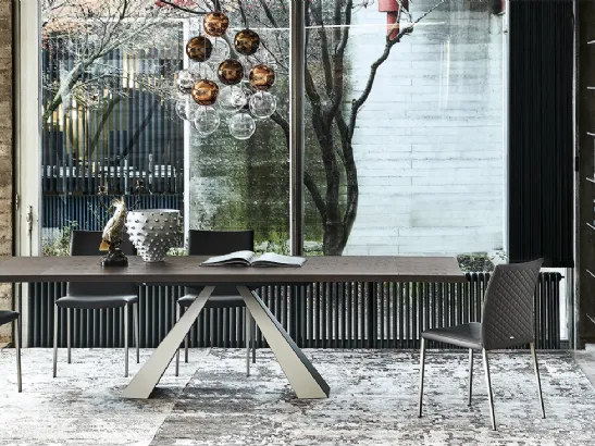 Tavolo allungabile in legno noce e gambe in acciaio Eliot Wood Drive di Cattelan Italia