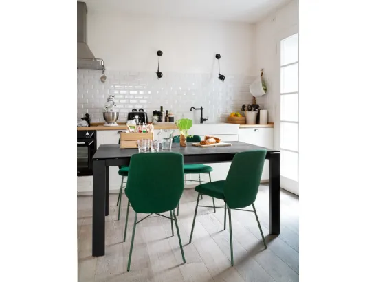 Tavolo allungabile con top in ceramica stone e gambe in legno di faggio laccato grafite Eminence Wood di Connubia