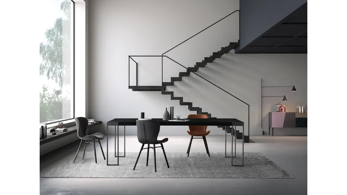 Tavolo Frame in Rovere massello Nero con gambe in ferro di Devina Nais