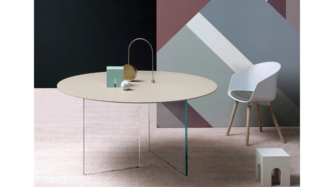 Tavolo Manhattan Ring con top in Rovere e base in vetro trasparente di Devina Nais