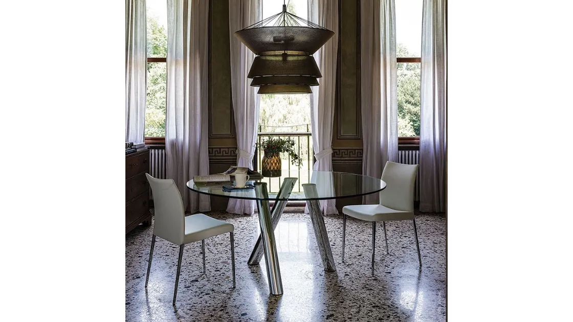 Tavolo con 3 gambe tubolari in acciaio e piano in cristallo Ray di Cattelan Italia