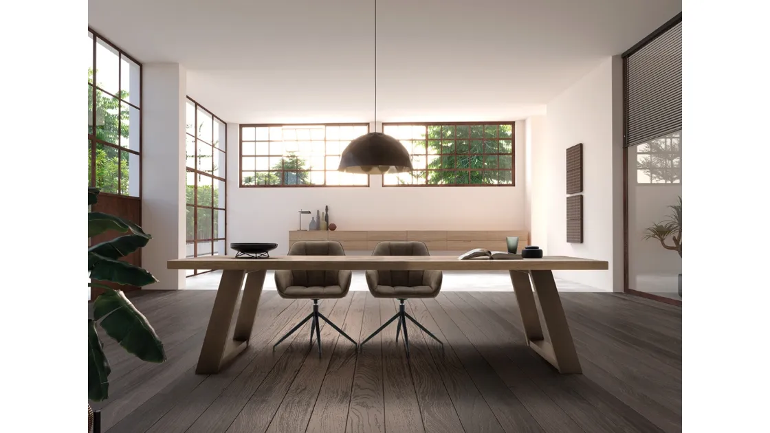 Tavolo Wood in legno massello di Rovere con base in ferro di Devina Nais