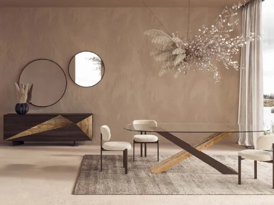 Tavolo X in cristallo extrachiaro con base in metallo e legno secolare di Nature Design