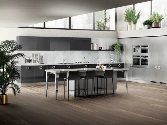 Cucina Classica Exclusiva in laccato lucido e ossidato Grigio Ferro di Scavolini