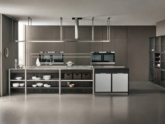 Cucina Design con isola KLab 03 in vetro diamantato e rovere termotrattato di Ernestomeda