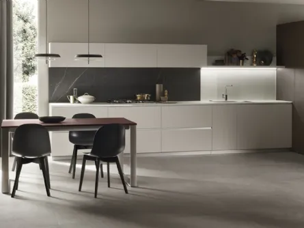 Cucina Moderna DeLinea in laccato Grigio Chiaro e Rovere Grafite di Scavolini