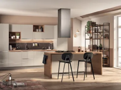 Cucina Moderna con isola Urban & Urban 01 in laccato lucido Sabbia con top in laminato Rovere Land di Scavolini