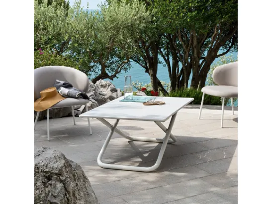 Tavolo regolabile in altezza Easy con top in lamiera di metallo e struttura in tubo metallico di Connubia Outdoor