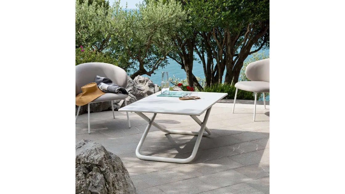 Tavolo regolabile in altezza Easy con top in lamiera di metallo e struttura in tubo metallico di Connubia Outdoor