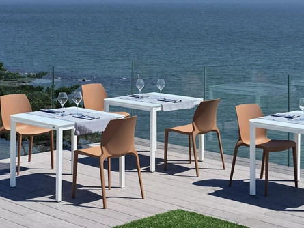 Tavolo Diesis Outdoor con top in vetro di Bontempi