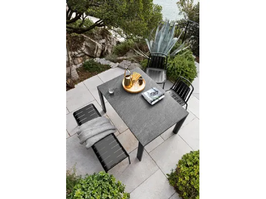 Tavolo rettangolare Dorian con top in ceramica effetto pietra di Connubia Outdoor