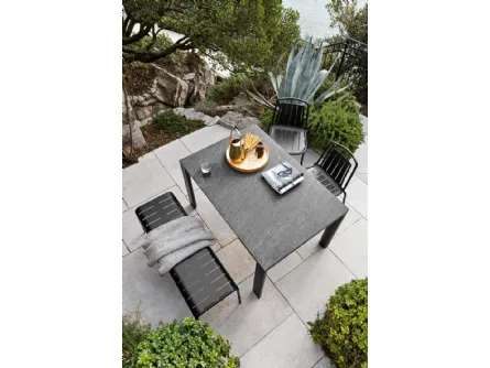 Tavolo rettangolare Dorian con top in ceramica effetto pietra di Connubia Outdoor