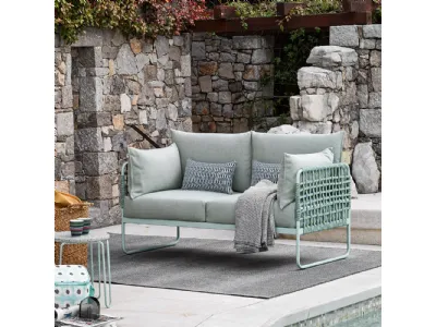 Divano Yo! a due posti in tessuto imbottito con struttura in tubo di metallo e braccioli con finitura corda intrecciata di Connubia Outdoor